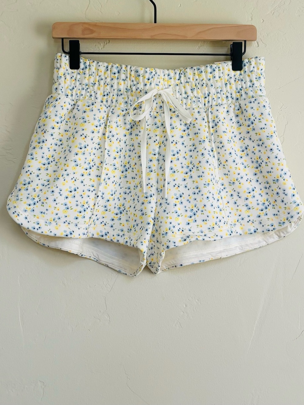 Blogilates Women’s Mommy & Me Marshmallow Dolphin Shorts White Floral Size S NWT